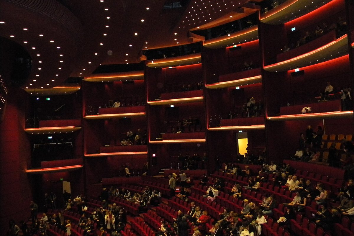 Sala Mare a Teatrului Național din București, cu spectatorii așezându-se